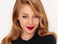 "На вырост взяла": Кароль без бра в оверсайз-костюме поведала о борьбе со страхом