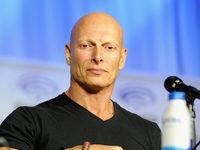 Звезда «Игры престолов» Джозеф Гатт предстал перед судом из-за сексуальных переписок с несовершеннолетними