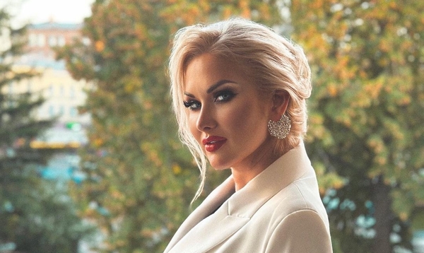 Бужинская показала, как провела время в Лондоне в синем платье с желтым колосьям