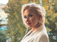 Бужинская показала, как провела время в Лондоне в синем платье с желтым колосьям