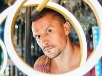 Звезда Крепостной Цымбалюк показал, как его кусает возлюбленная