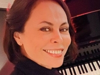 Бывшая Кличко снялась в кабриолете на студии своего тренера по вокалу