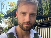 "Всем солнечного дня с Бали": 12-й Холостяк запостил полуголое приветствие из Индонезии