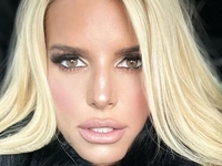 Джессика Симпсон показала свое лицо, когда у нее на стоянке просят автограф Бритни Спирс