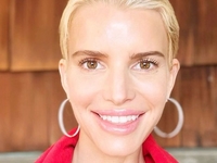 Джессика Симпсон эффектно снялась в мини в товарном вагоне