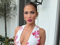 "Совершенно чудесно": Дженнифер Лопес показала фото в кружевном нижнем белье