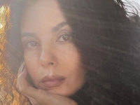 Каменских показала декольте и предложила "углубиться в чувства"