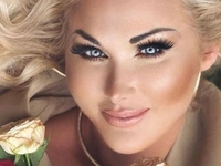 "Белый лебедь": Бужинская в платье с декольте и перьями очаровала публику