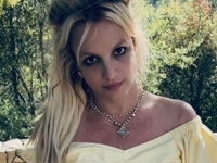 Бритни Спирс снова показалась полностью голой на пляже