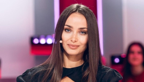 Мишина показала фото из Дубая в купальнике и написала про воду за 5 долларов