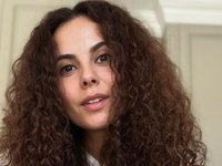 Каменских наконец показала результат своего гончарства – тарелку в форме авокадо