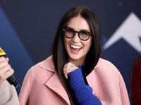 Искупалась под водопадом: 60-летняя Деми Мур засветила фигуру в бикини