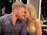 Кривошапко показался в бассейне с новой спутницей и отключил комментарии