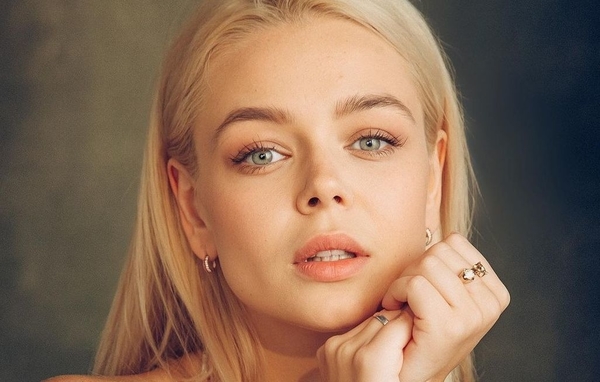 Гросу показала, как под новую песню об отношениях пьет в Чикаго