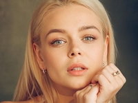 Гросу показала, как под новую песню об отношениях пьет в Чикаго