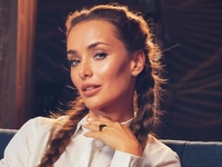 Мишина показалась в мини-юбке и поведала о женском здоровье