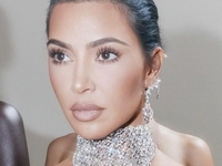 "О чем я лишь думала": Ким Кардашьян показала грудь в откровенном топе из камней