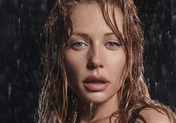 Тина Кароль в платье на голую грудь устроила "фатальное искушение"