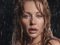 Тина Кароль в платье на голую грудь устроила "фатальное искушение"