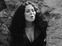 "Мама – душа": Каменских представила объединяющую песню на испанском и клип