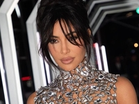 Ким Кардашьян вышла в свет в топе и юбке из камней