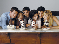 Мэтт Леблан и Кортни Кокс поделились веселыми воспоминаниями о работе с Мэттью Перри