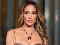 Дженніфер Лопес схвилювала публіку в убранні, що ледве прикриває груди