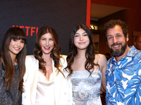 Адам Сэндлер вывел в свет жену-модель и двух дочерей