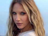 Мини и боди-ночнушка с острыми чашками: Леся Никитюк вжилась в образ Мэрилин Монро