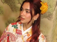 Дуа Липа показала, как в образе гейши проводит японскую чайную церемонию