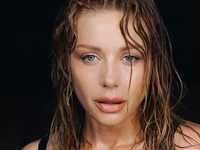 Тина Кароль порадовала подписчиков фото на диване с поднятыми ногами