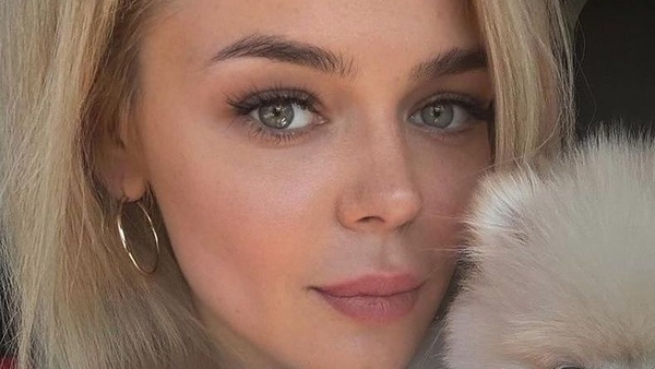 Алина Гросу с грустным видом и декольте подогрела интерес к новой песне