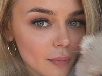 Алина Гросу с грустным видом и декольте подогрела интерес к новой песне