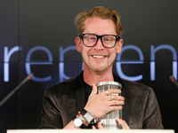 Калкин заглянул на открытие звезды на Аллее славы  с женой, детьми и "мамой" из Один дома