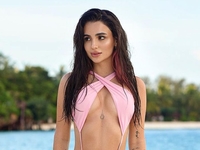 Тринчер показалась в оригинальном купальнике и поведала о внутренней и внешней гармониях