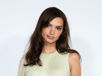 Ратаковські повторила своє старе фото на тлі ялинки і показала підрослого сина