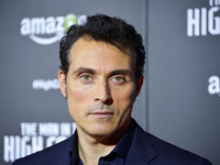 Звезда «Дипломатки» Руфус Сьюэлл сделал предложение девушке, которая моложе его на 30 лет