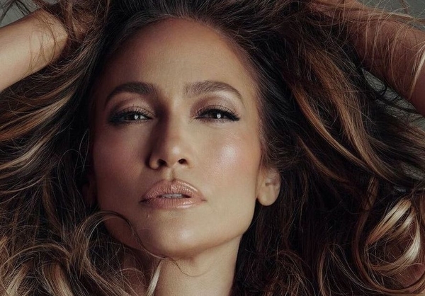 Дженнифер Лопес впечатлила публику выходом в ненадежном топе с голым низом груди