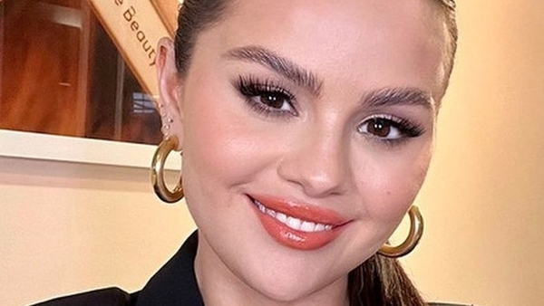 Селена Гомес улыбчиво показала бюст в корсете с острыми чашкам на ч/б фото