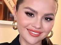 Селена Гомес улыбчиво показала бюст в корсете с острыми чашкам на ч/б фото