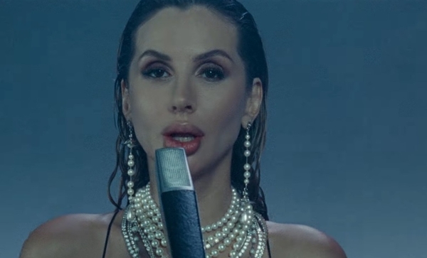 Лобода в платье-боди раздразнила комментаторов русскоязычной песней