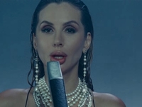 Лобода в платье-боди раздразнила комментаторов русскоязычной песней