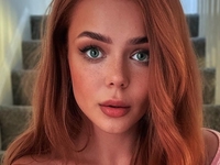 Алина Гросу впечатлила публику фигурой на спортивных фото в коротком топе