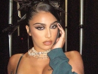 Дочь Мадонны показала полуголые посиделки на бутылках и сверкнула тату на ягодице