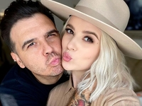 Мика Ньютон показала мужа-американца в образе казака