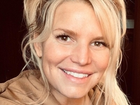 "Жажда": Джессика Симпсон показала рельефное тело на фото в боди-зебре