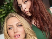 "Награно": Полякова з дочкою заспівали в сукнях з вирізами, але це сподобалося не всім