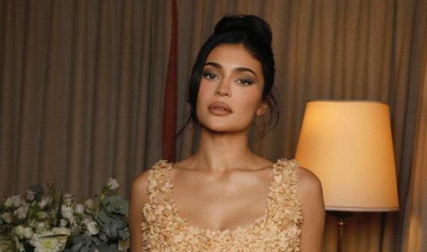 Кайли Дженнер поделилась любимой рождественской открыткой с cемейством Кардашьян