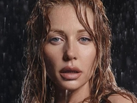 "Грудь как в борделе": Тина Кароль удивила публику пикантным видео