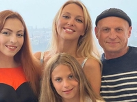 «Затягнули Алісу у відео»: Полякова влаштувала запальні танці з дочками біля новорічної ялинки